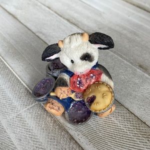 Cow in Pie Eating Contest Figurine- Excellent condition